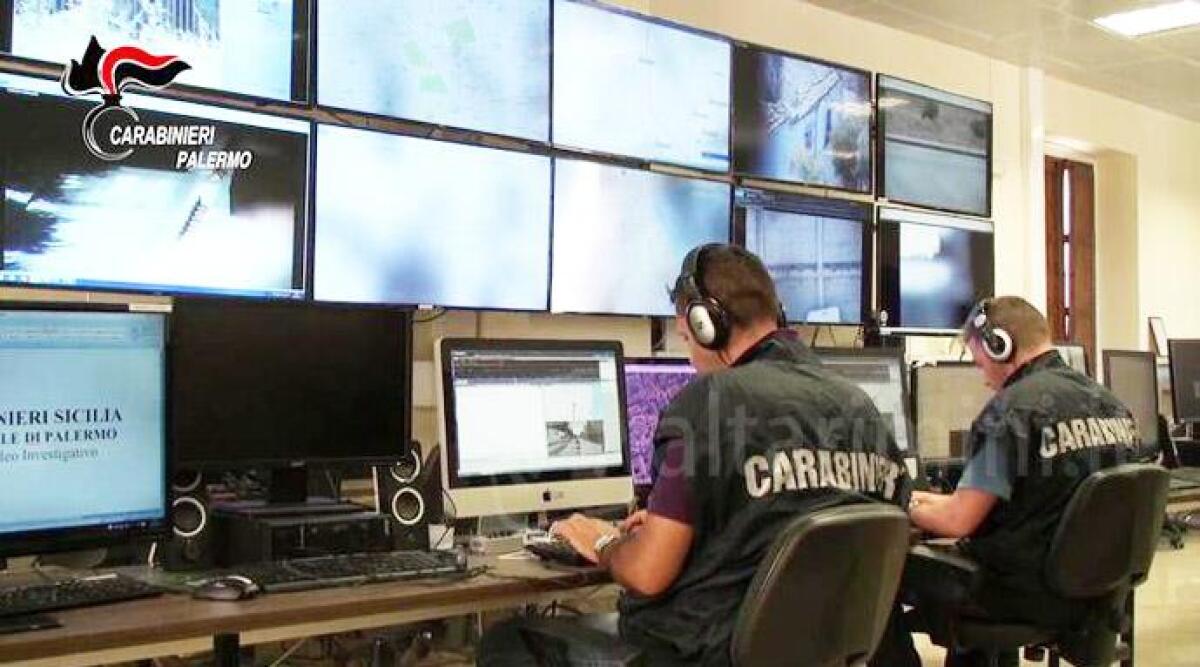 Mafia, blitz contro clan: arresti anche a Rimini. Tenevano i contatti con il latitante Messina Denaro - Sala operativa Carabinieri ANSA