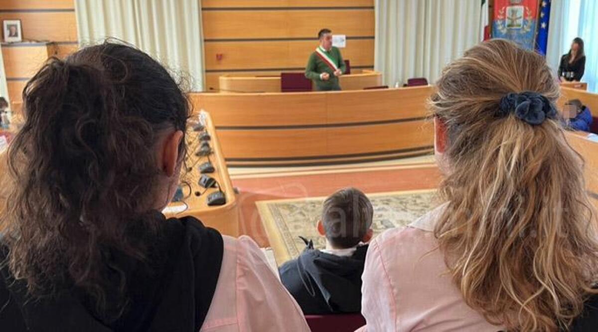 Misano, i bambini delle scuole a lezione di educazione civica in Comune - Il sindaco Piccioni durante l'incontro