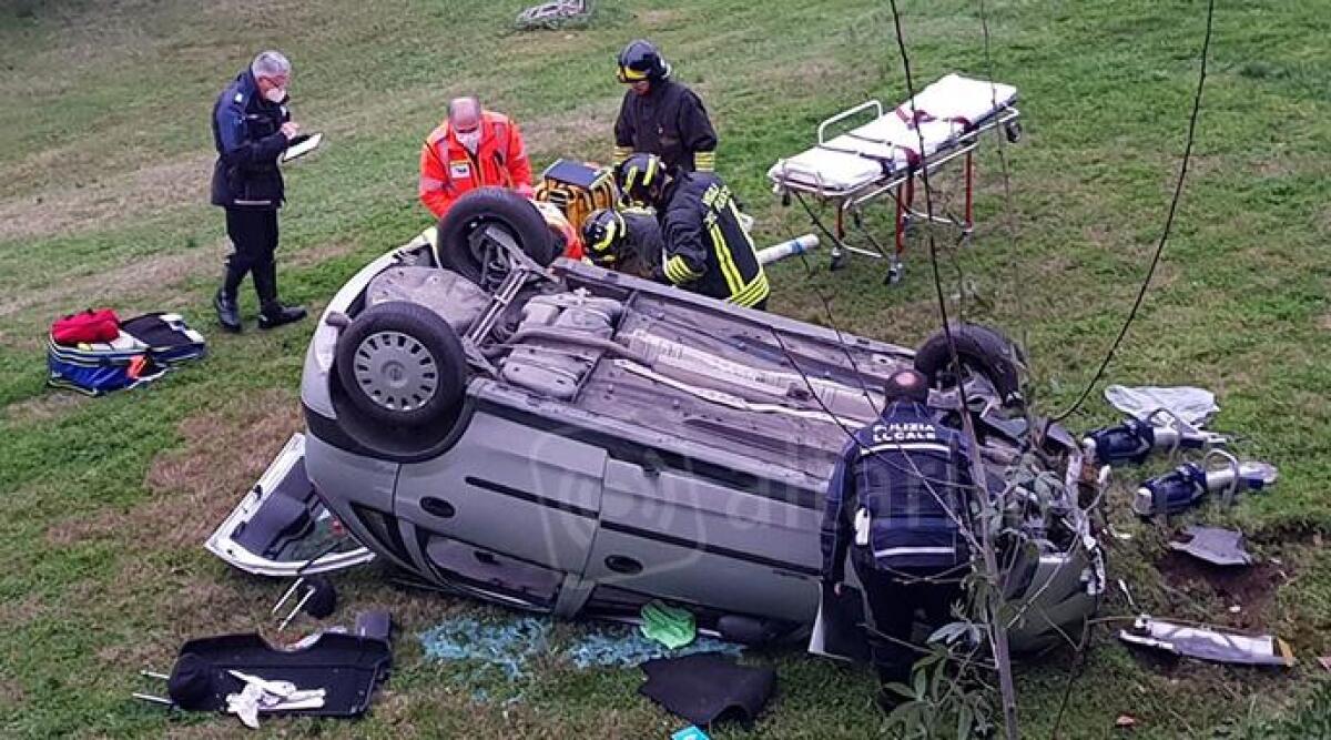 Auto 'impazzita' abbatte segnaletica e recinzione di una casa: vola e si ribalta nel giardino - L'auto incidentata