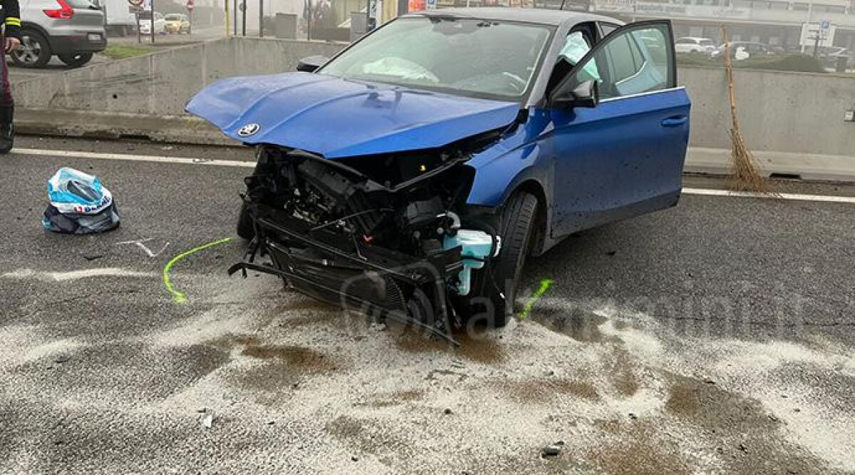 Auto passa col rosso sulla Consolare Rimini San Marino, ferita una donna - La Skoda dopo l'impatto
