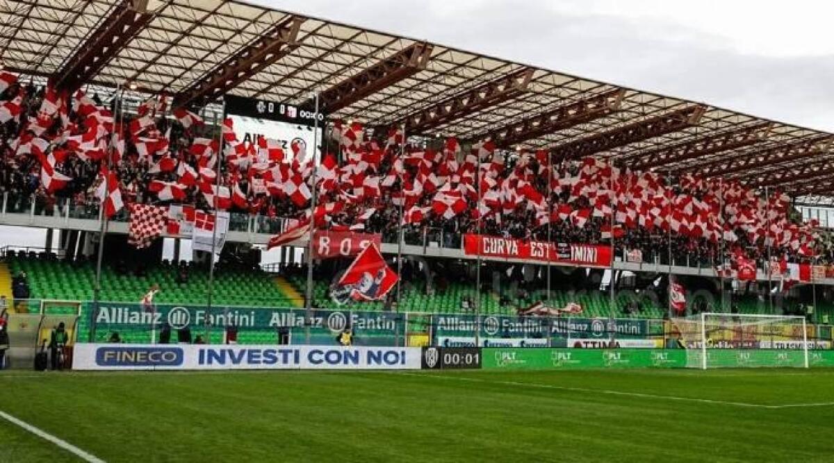 Calcio C, il Rimini ringrazia i suoi tifosi e condanna gli episodi di violenza - Tifosi del Rimini in trasferta a Cesena