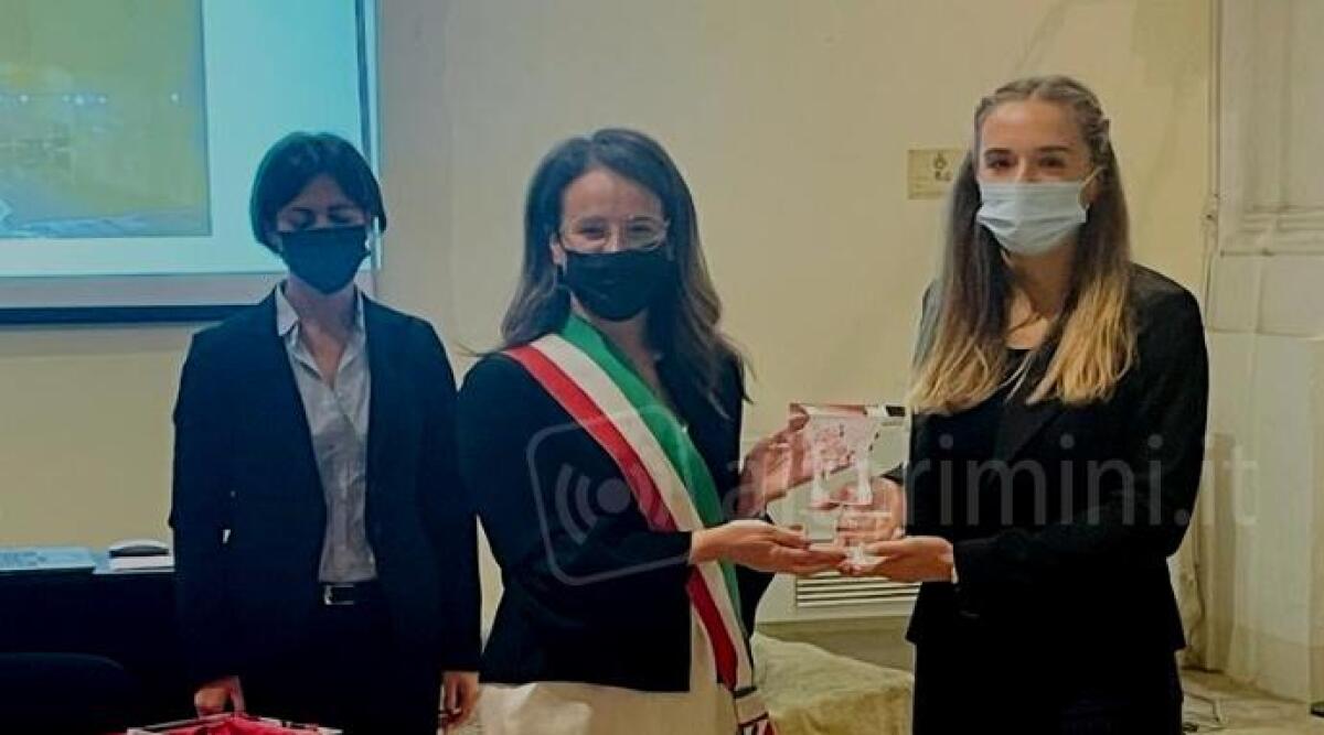 Verucchio celebra l'impresa di Lucia Bronzetti: 'Straordinaria, siamo orgogliosi' - La sindaca Sabba consegna il trono di Verucchio a Lucia Bronzetti nel 2021