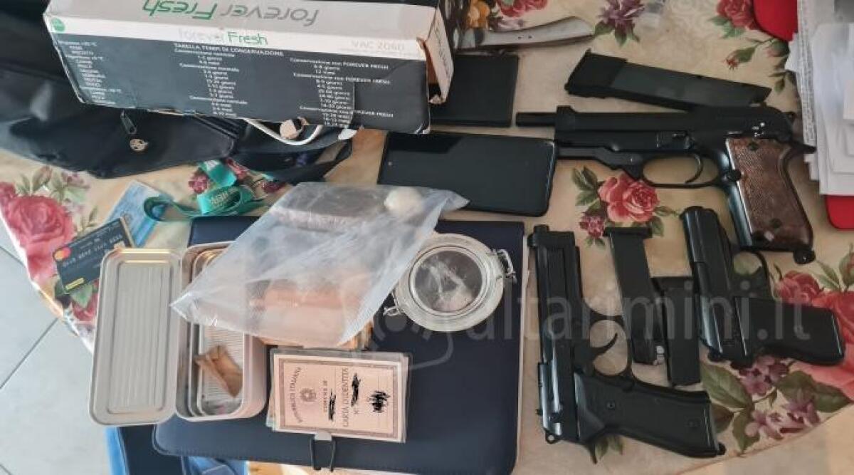 Rimini, in casa aveva il ‘mercatino’ dello spaccio e armi: in manette 60enne - Le armi in possesso dell'arrestato