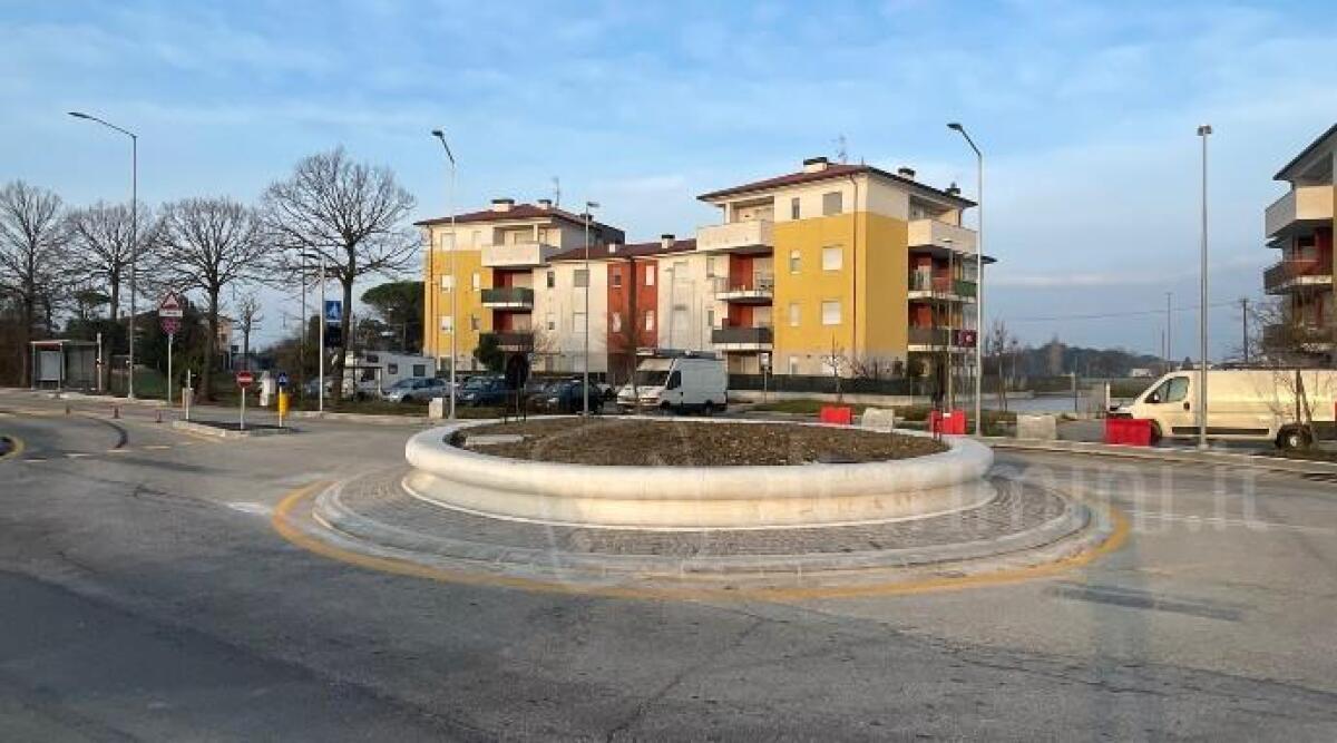 Viserbella, realizzate due nuove rotonde tra via Verenin e via Lotti - Una delle due nuove rotonde in via Verenin - nella gallery l'altra rotonda