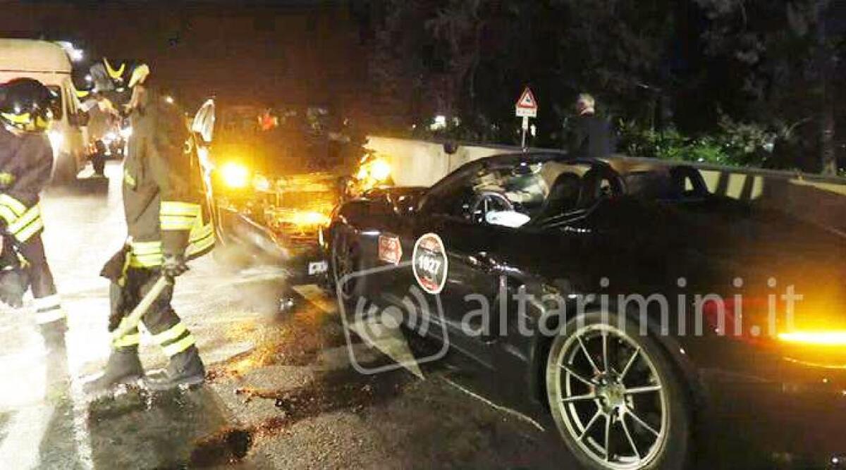 Incidente sulla Consolare, non fu una gara di velocit&agrave;: assolti - Un momento dei soccorsi