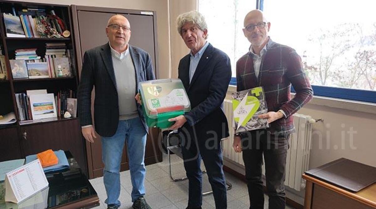 Novafeltria, Assicoop Romagna dona un defibrillatore al polo scolastico 'Tonino Guerra' - Filiberto Fogli di Assicoop Romagna Futura consegna il defibrillatore al Tonino Guerra di Novafeltria