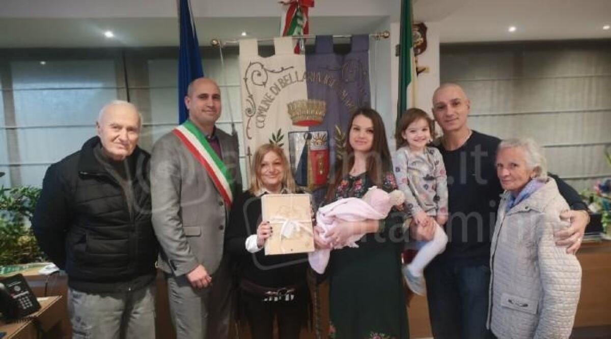 Scarlet la prima nata del 2023 a Bellaria ricevuta in Comune - La famiglia di Scarlet e il sindaco Giorgetti