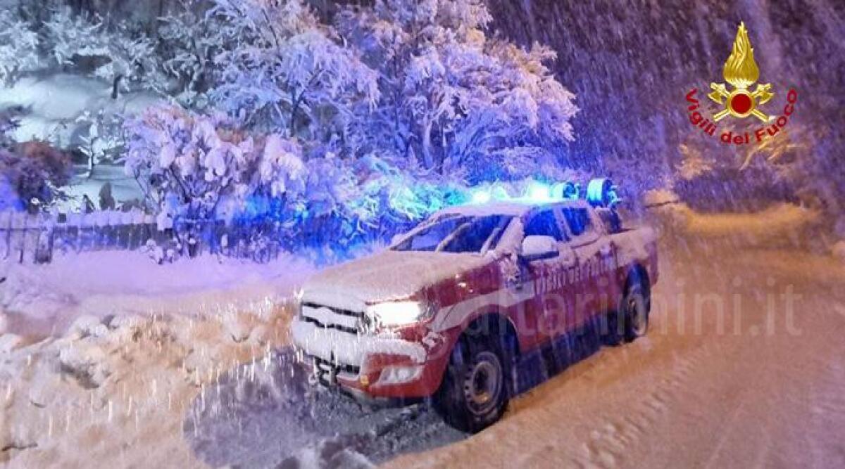 Montecopiolo, "caccia" a settantenne dispersa: si cerca in mezzo alla neve - I mezzi dei Vigili del Fuoco a Montecopiolo