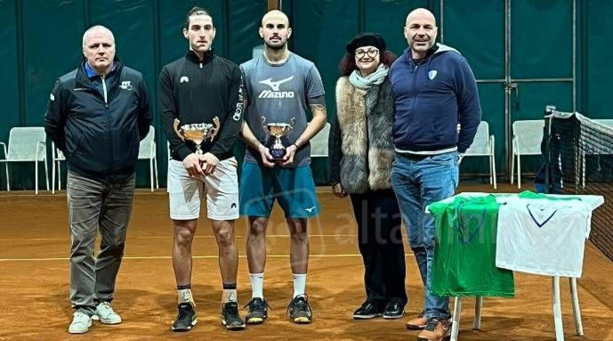 Tennis, Andrea Picchione vince il Memorial Serafini di Riccione - La premiazione del torneo Open del Tc Riccione con i giudici