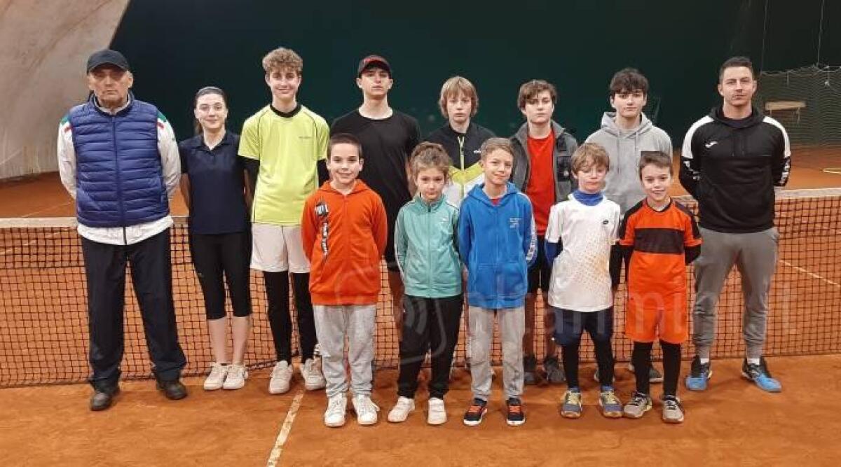 Tennis, come sar&agrave; il 2023 del Ct Venustas di Igea Marina - Gli allievi della scuola del Ct Venustas con i maestri Leonardo Ghelfi e Massimo Ronchi