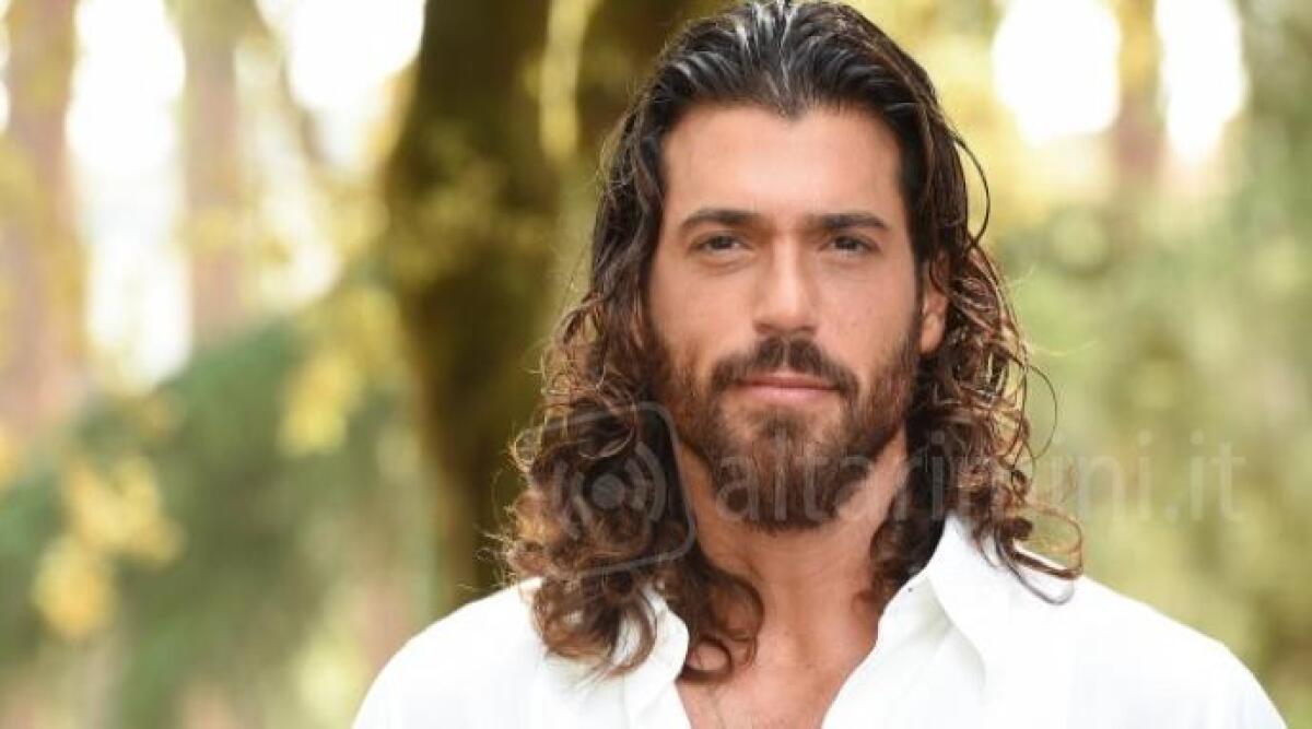 Can Yaman testimone di un profumo: l'iniziativa benefica per i bimbi nati prematuri - Can Yaman