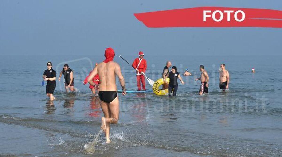 Bagno di Capodanno nelle acque di Riccione - Le foto del 1 gennaio del Comune di Riccione