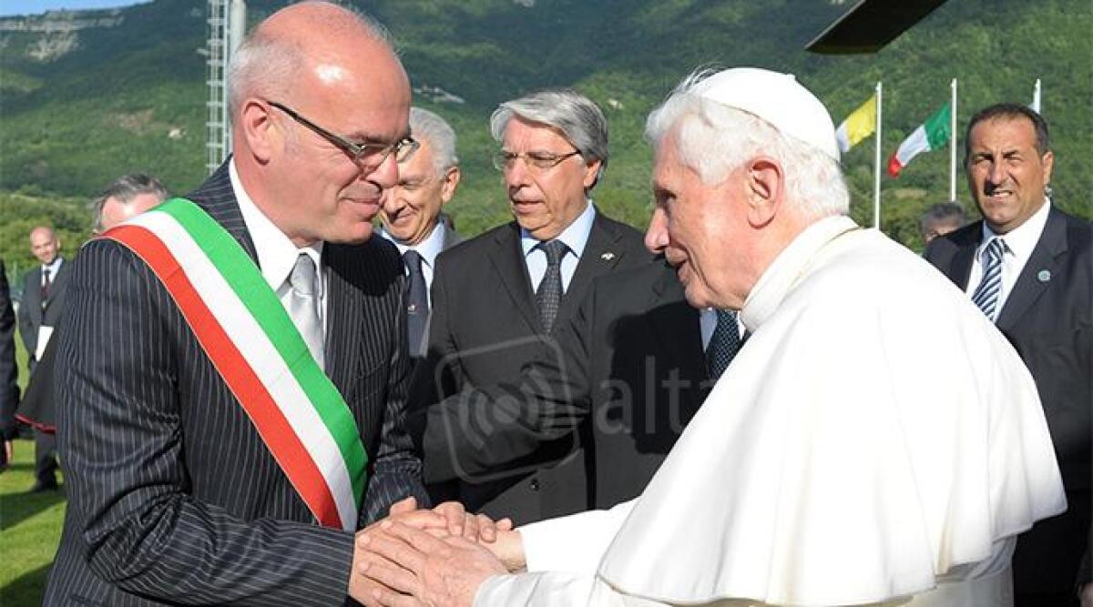 Pennabilli, proclamato lutto cittadino per funerali di Benedetto XVI - Papa Benedetto XVI durante la visita a Pennabilli con Lorenzo Valenti