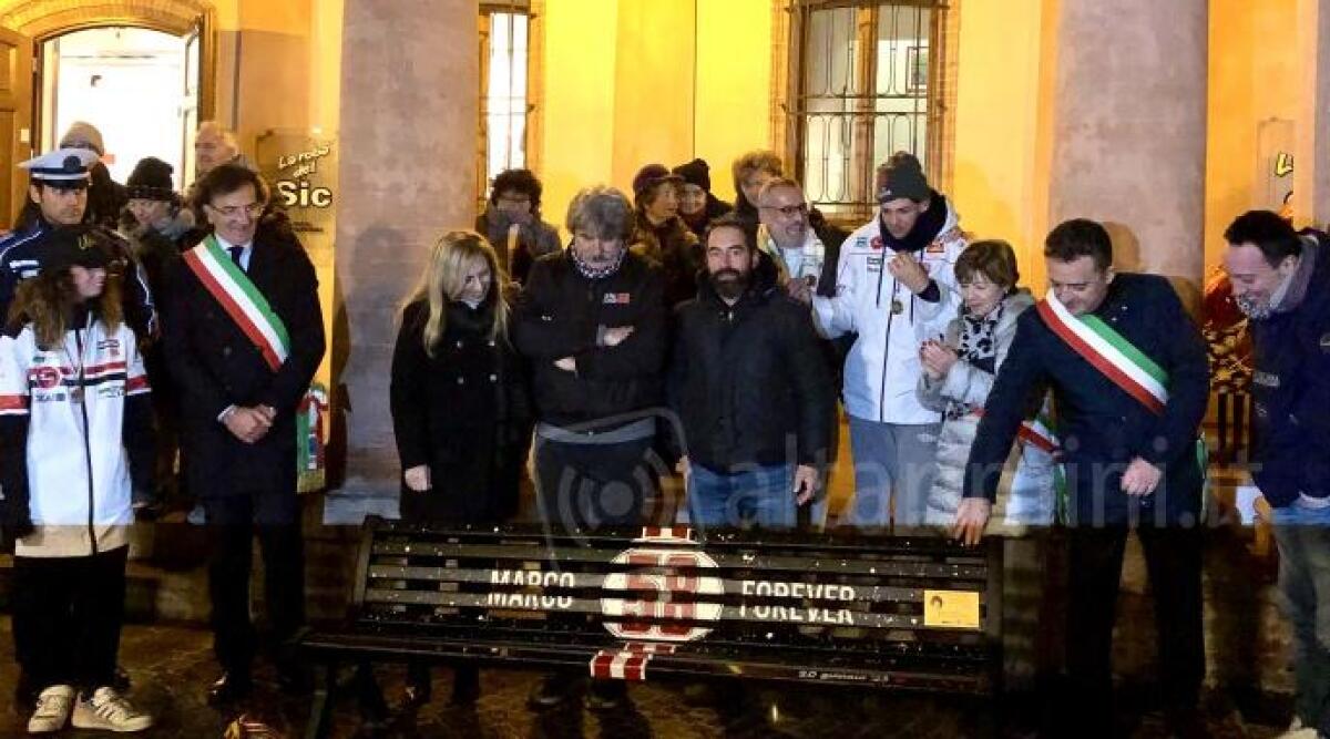 Coriano dedica a Marco Simoncelli una panchina nel giorno del suo compleanno - La cerimonia a Coriano per la panchina del Sic