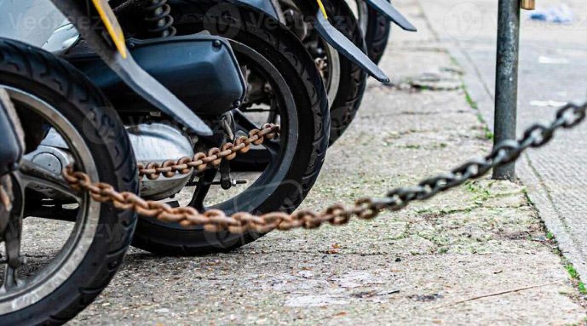Picchia il titolare del minimarket con una catena per rapinarlo, arrestato -
