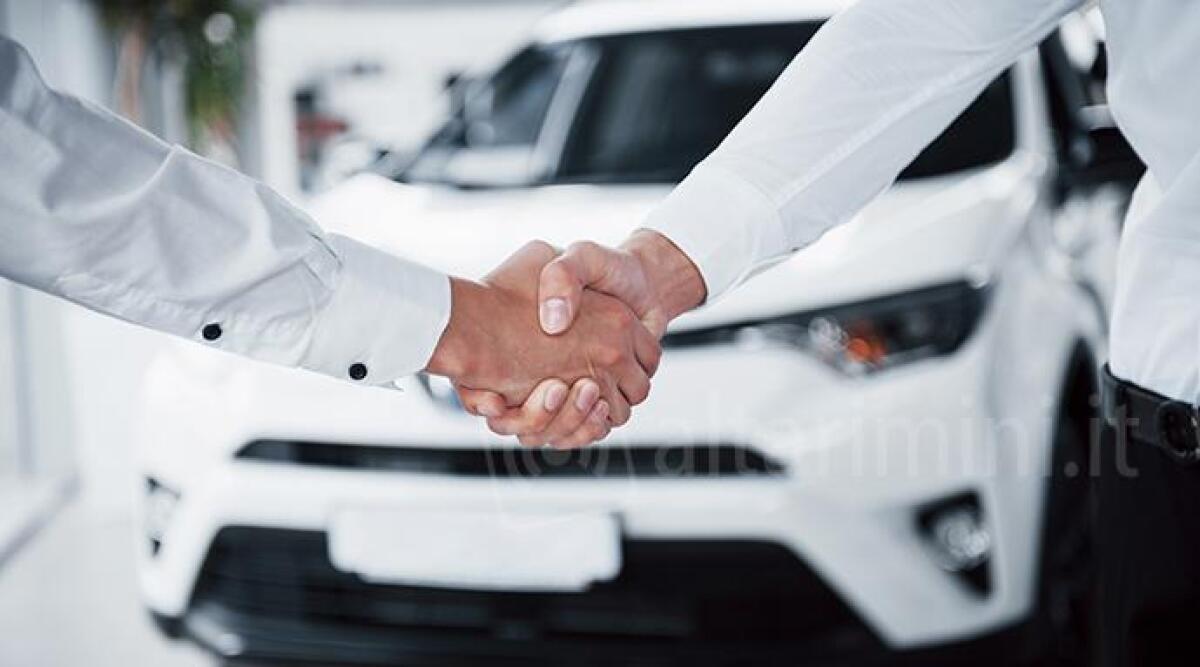 Gli italiani preferiscono le concessionarie per acquistare auto, ma chiedono servizi più innovativi -