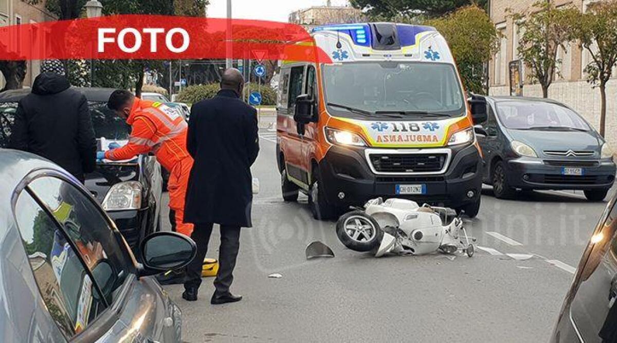 Vespa contro auto, ferito un ragazzo. L&rsquo;incidente in centro a Rimini - 