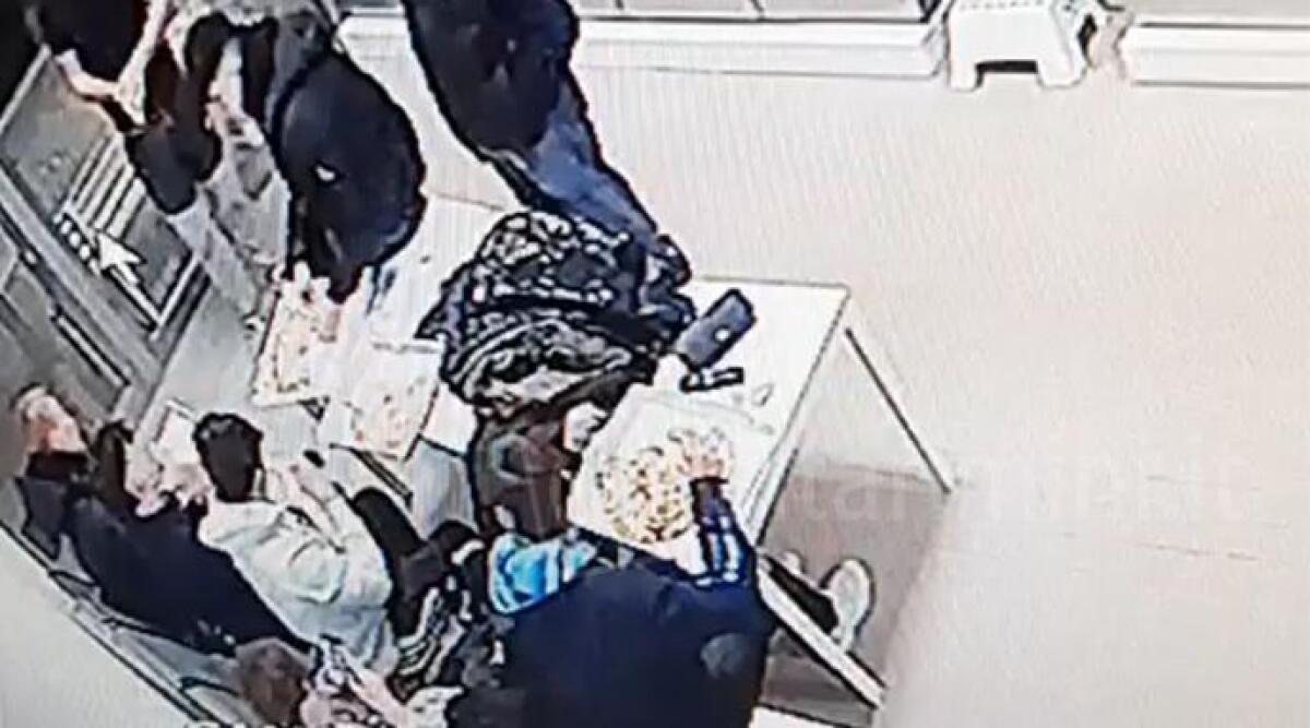 Pizza, birra e detersivo, la serata dei ragazzini in lavanderia - I ragazzini mentre consumano la pizza all'interno della lavanderia