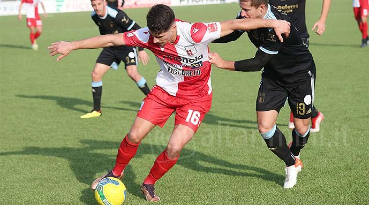 Rimini Calcio, niente processi: si guardi avanti. &Egrave; il momento delle scelte - Mattia Rossetti in azione