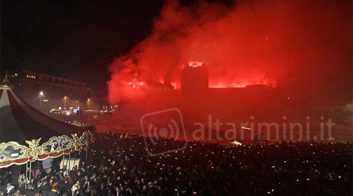 FOTO Lo spettacolo del Capodanno di Rimini, otto ore di musica e magia visiva - Castel Sismondo...in fiamme