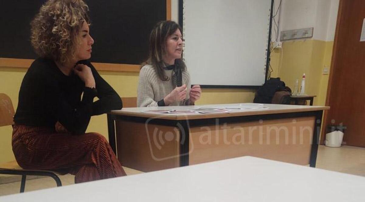 La psicologa in cattedra per i genitori degli studenti: 'L'adolescenza è un frullatore sempre acceso' -
