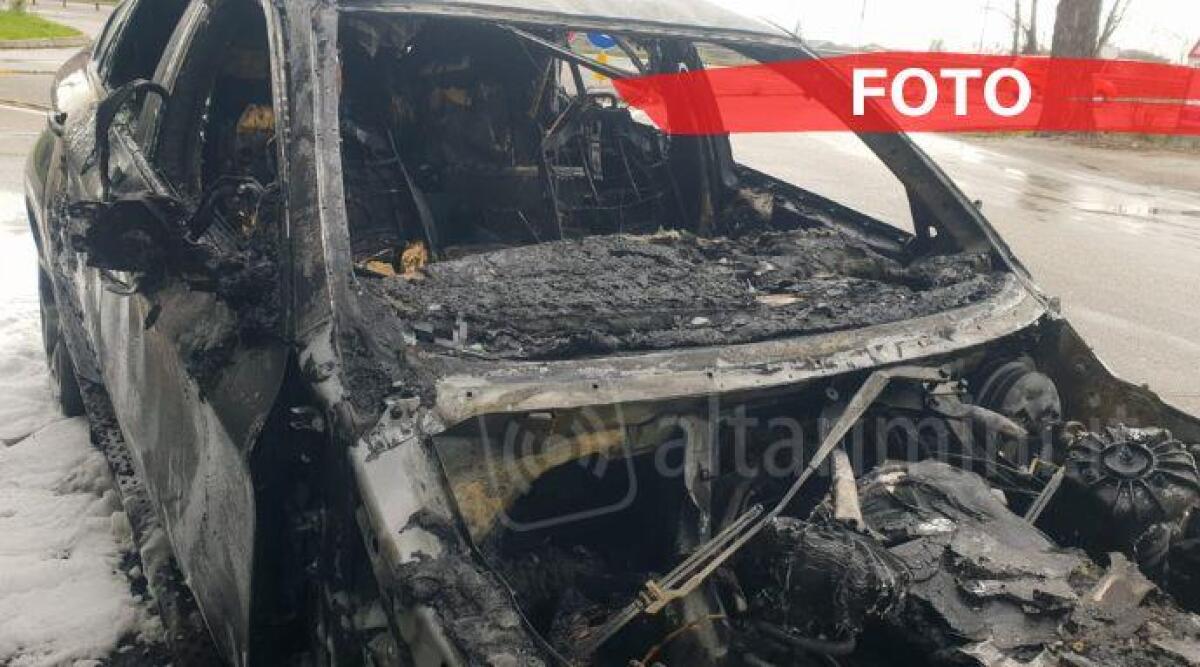 Auto a fuoco a Rimini: completamente distrutta una Bmw X6 - L'auto distrutta dalle fiamme