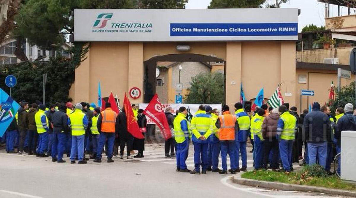 Rimini, protesta alle Officine grandi riparazioni. 'Ma da Trenitalia dicono: rispetteremo gli impegni' - La protesta dello scorso 26 gennaio