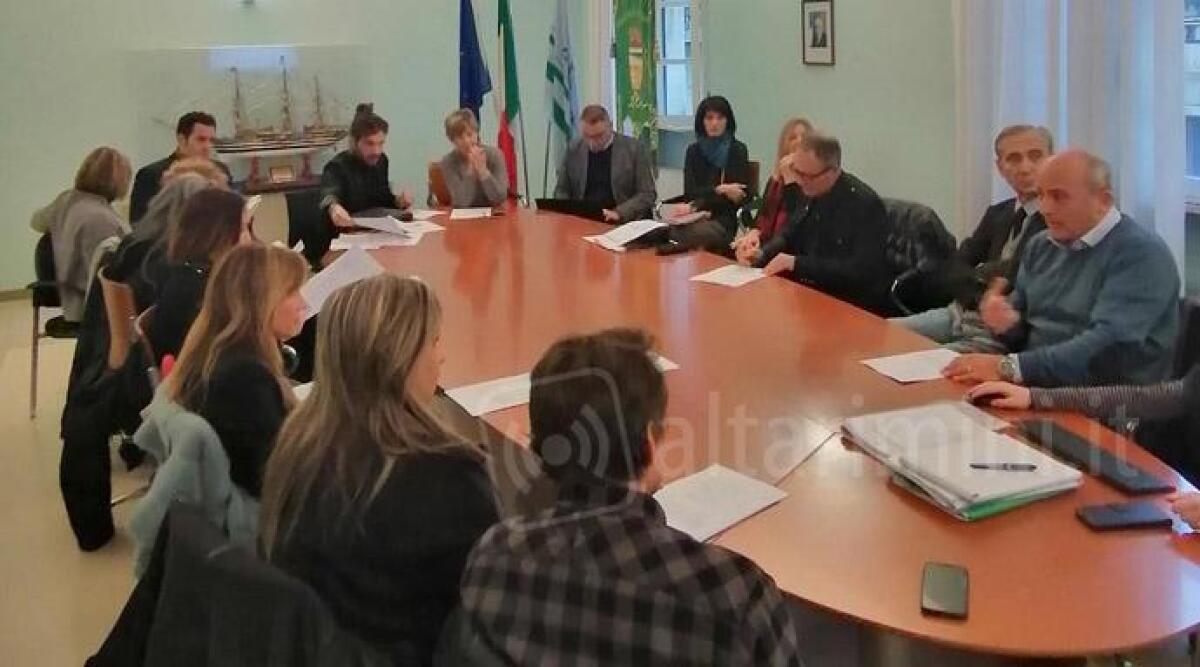 Riccione, un piano condiviso tra Comune e operatori per rilanciare il commercio - Un momento della riunione