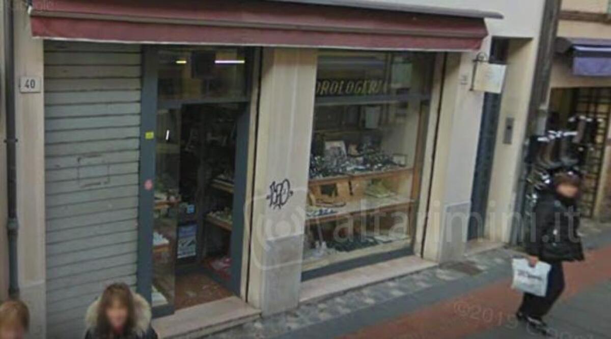 Colpo notturno a Santarcangelo: ladri professionisti svaligiano l’oreficeria Pedrosi - La gioielleria orologeria Pedrosi