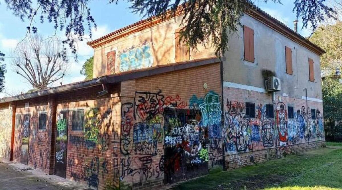 Riccione, vandali deturpano i muri della sede di Famija Arciunesa - La sede di Famija Arciunesa FACEBOOK