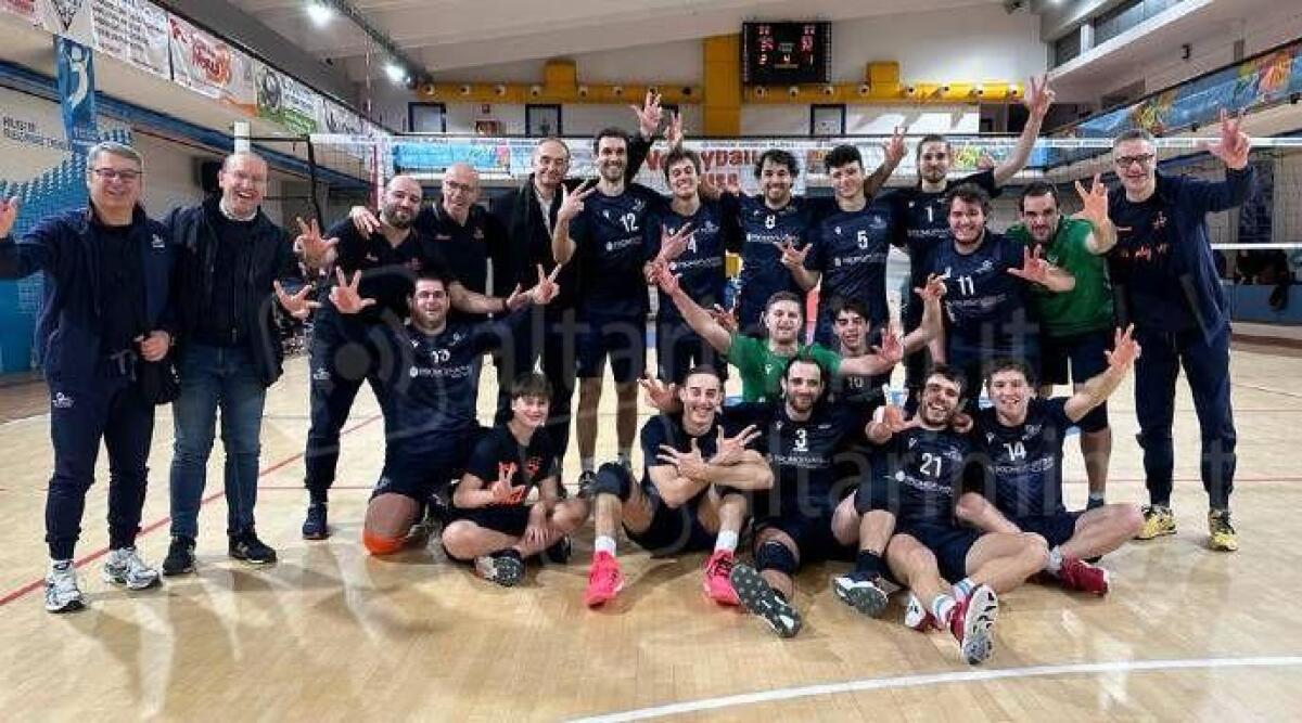 Volley B, la PromoPharma batte anche Sassuolo 3-1 e guadagna punti salvezza - La PromoPharma festeggia dopo la vittoria