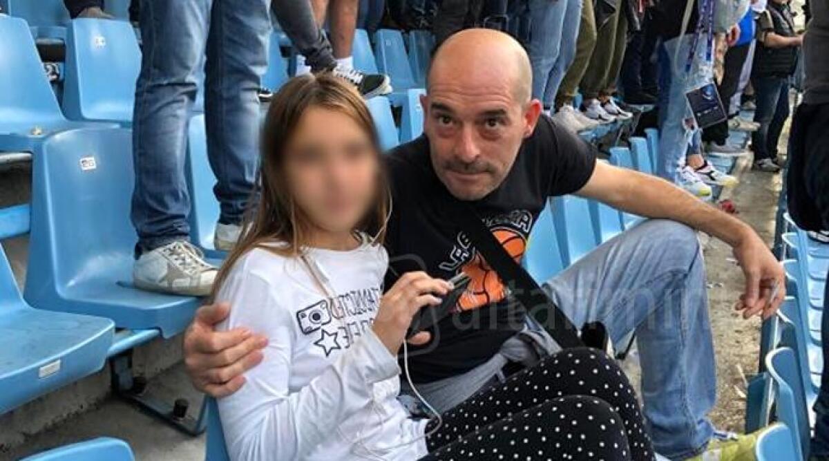 Orfana di madre, muore anche il papà. Gara di solidarietà per 14enne - Massimiliano Bertozzi con la figlia (foto Facebook Sammaurese Calcio)