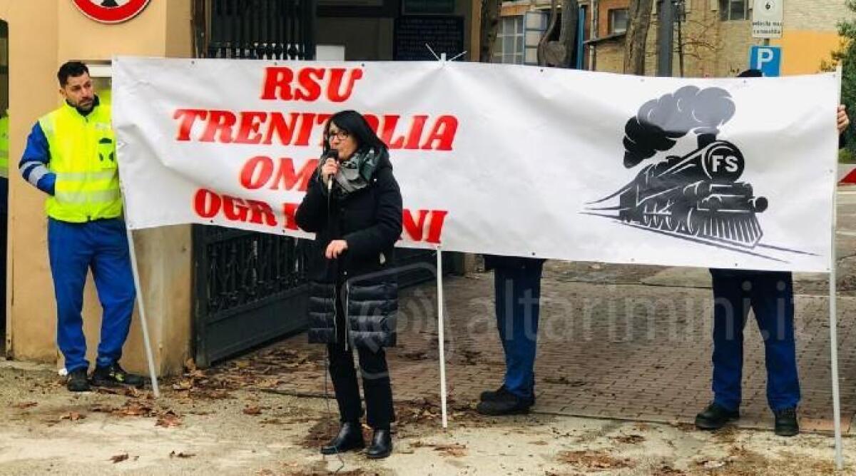 Rimini, assemblea pubblica per i lavoratori Ogr. Petitti: 'sostegno e attezione' - La presidente Petitti al presidio Ogr