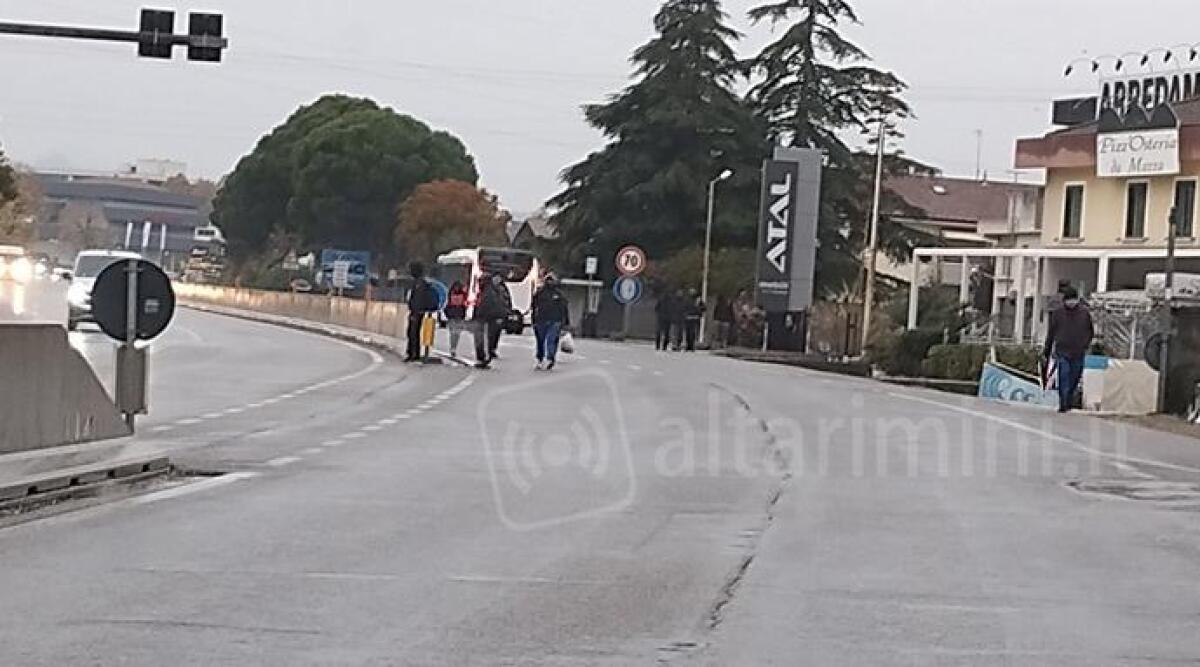 Attraversamenti pericolosi sulla Consolare a Cerasolo, pedoni a rischio - I pedoni mentre attraversano la Consolare Rimini San Marino