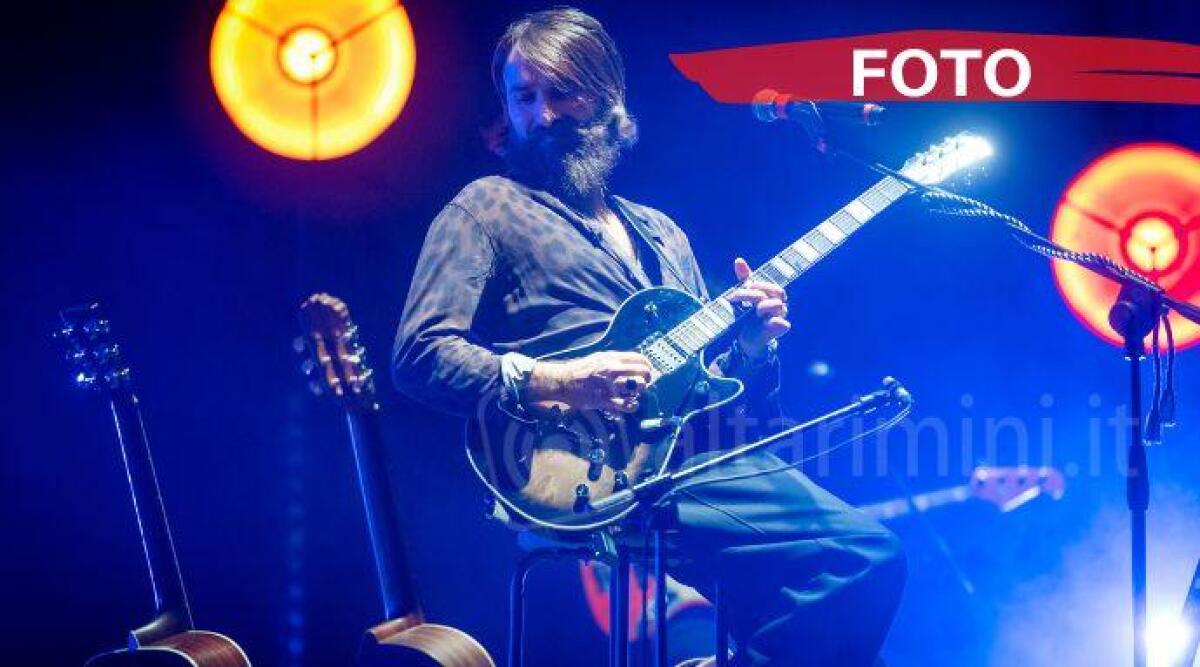 Rotta sull'Arcipelago Ivan: Filippo Graziani incanta il pubblico a San Marino - Filippo Graziani sul palco con la sua band PH SIMONE FIORANI