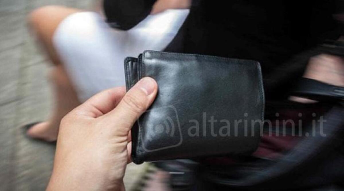 Prima gli ruba il portafoglio, poi gli svuota il bancomat: arrestata la ladra "prelevatrice" - Foto di repertorio
