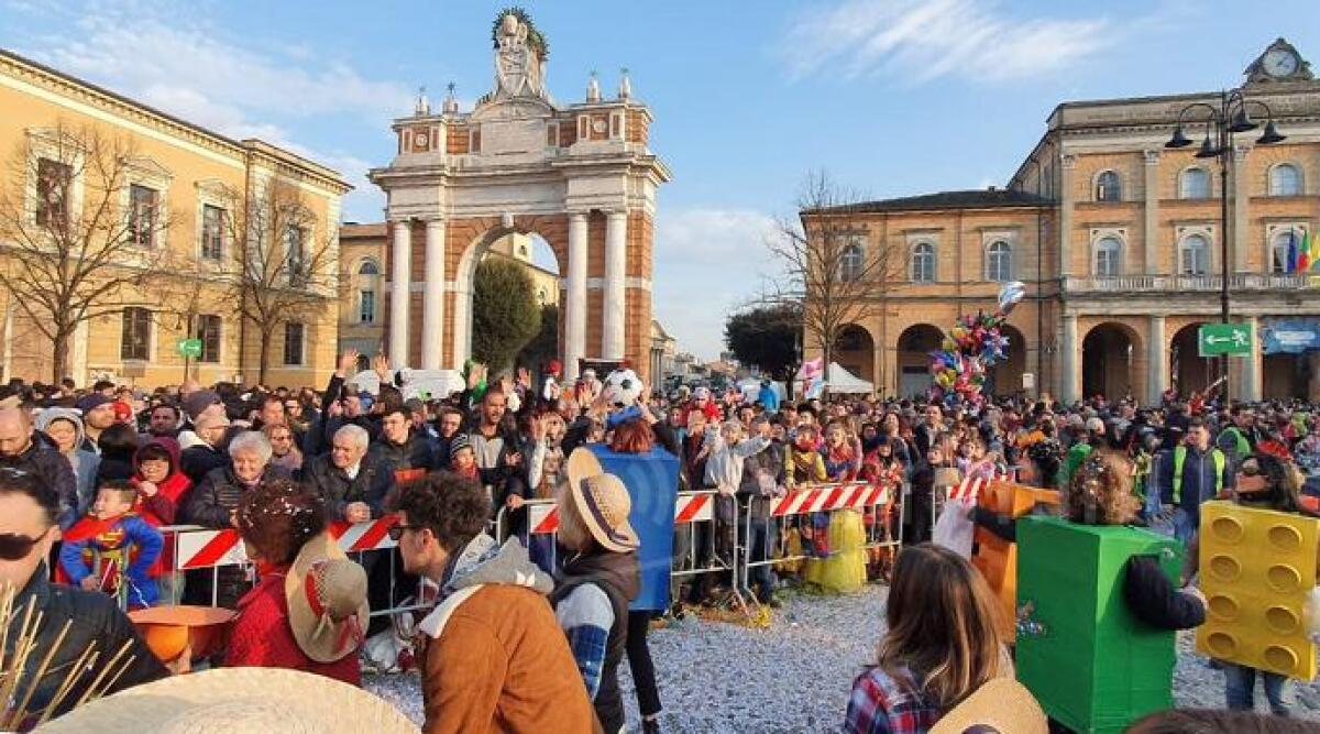 Santarcangelo, tutto confermato: torna il Carnevale tra le vie del centro - Carnevale 2020 a Santarcangelo di Romagna (archivio)