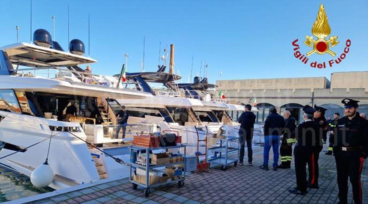 Precipita dalla barca mentre stava lavorando: intervengono i Vigili del fuoco - Vigili del Fuoco e Carabinieri alla Darsena di Cattolica