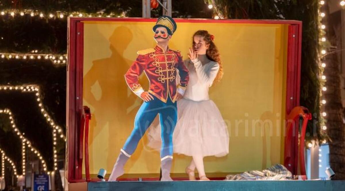 Ultimi carillon giganti di Natale a Riccione nel weekend della Befana - Una scena dallo spettacolo - Foto Casalboni