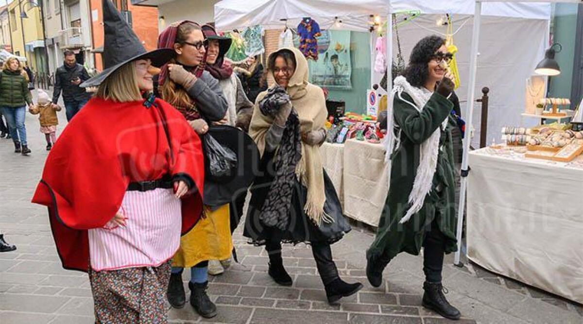 Riccione, Corso Fratelli Cervi invaso per l'arrivo della Befana - La festa in Corso Fratelli Cervi CASALBONI