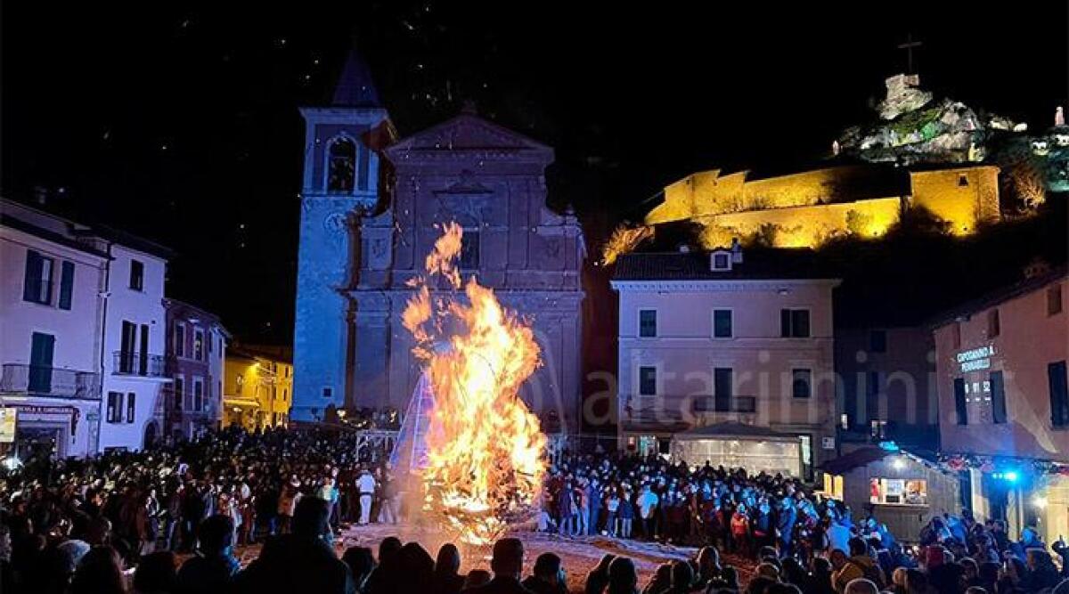 Pennabilli: il grande braciere illumina e riscalda un Capodanno di grande partecipazione - Il grande braciere in piazza a Pennabilli PICCININI