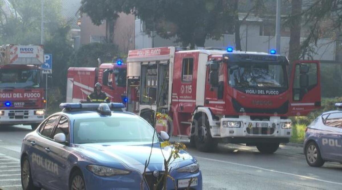 Rimini: fiamme in via Rosaspina durante il pranzo di Capodanno, inquilini in strada - Incendio in via Rosaspina