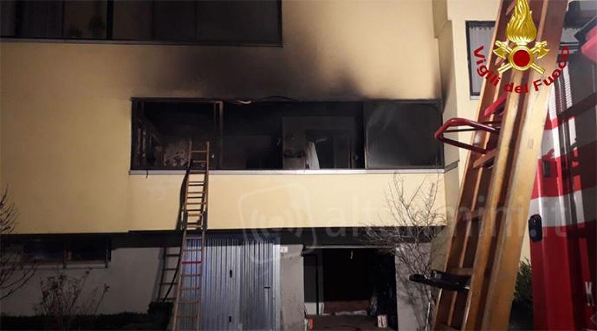 Fiamme in una palazzina a Sant'Agata Feltria, tre ricoverati in ospedale - L'intervento dei Vigili del Fuoco