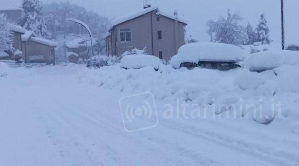 Neve, pioggia, vento e alberi in strada: anche alcune linee di bus si fermano - Neve in Alta Valmarecchia
