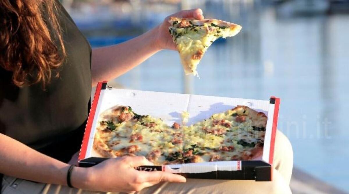 Rimini, ordinano delle pizze ma, al suo arrivo, il rider viene minacciato con un coltello e rapinato - Arte & pizza a Rimini
