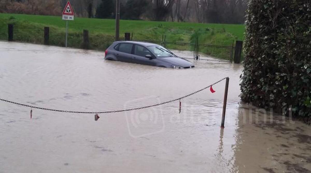 Riccione, sottopasso di viale San Lorenzo allagato, macchina bloccata - L'auto bloccata - nella gallery la zona del porto