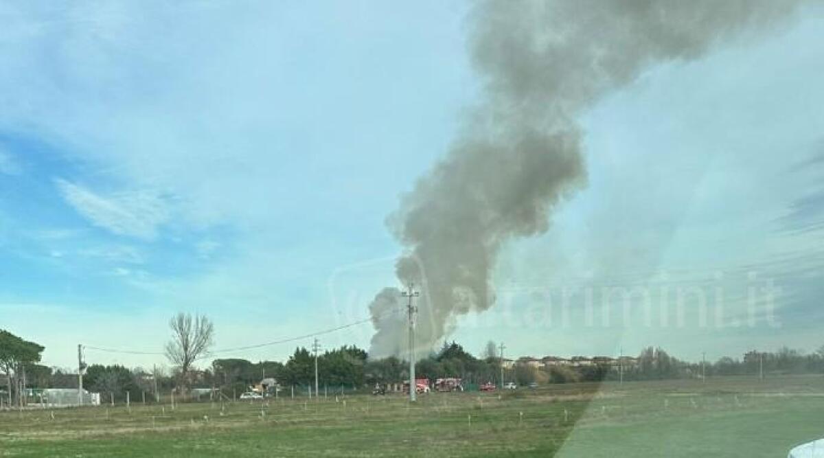 Incendio a Viserba, capanno in fiamme: alta colonna di fumo nero nel cielo - La colonna di fumo nella zona dell'incendio