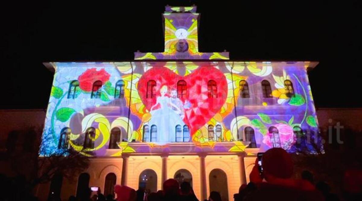 Cattolica, la magia delle feste continua fino a domenica 8 gennaio - Video mapping a Palazzo Mancini