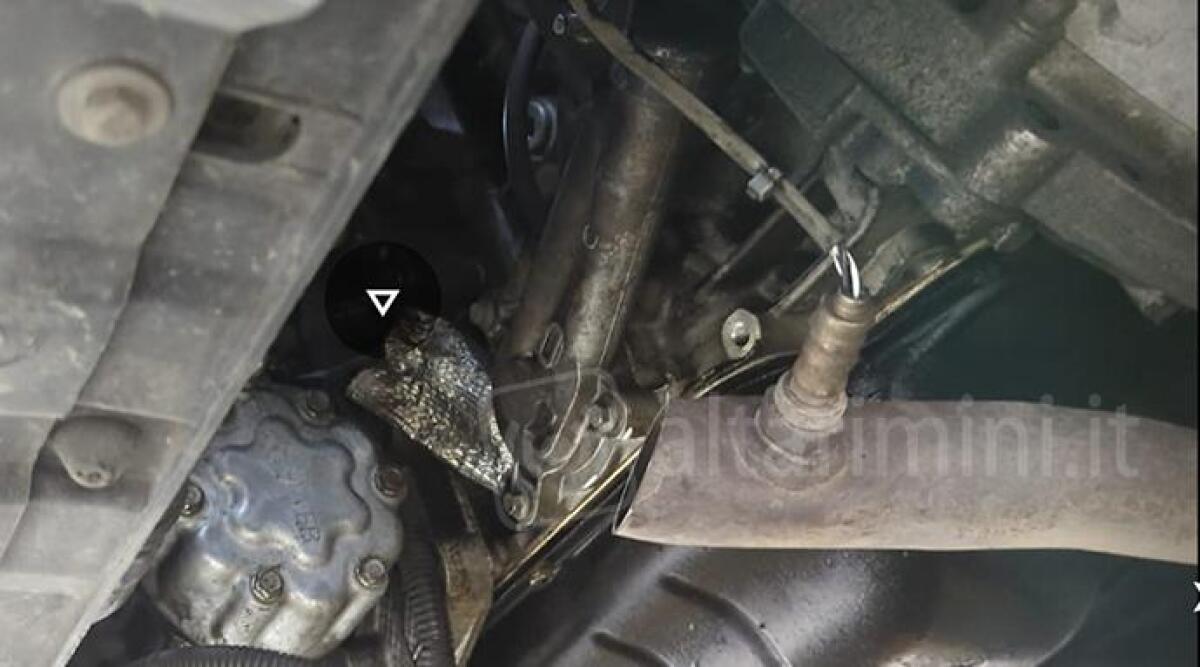 Furto al parcheggio: rubato catalizzatore dall'auto in pieno giorno - L'auto dalla quale è stato rubato il catalizzatore