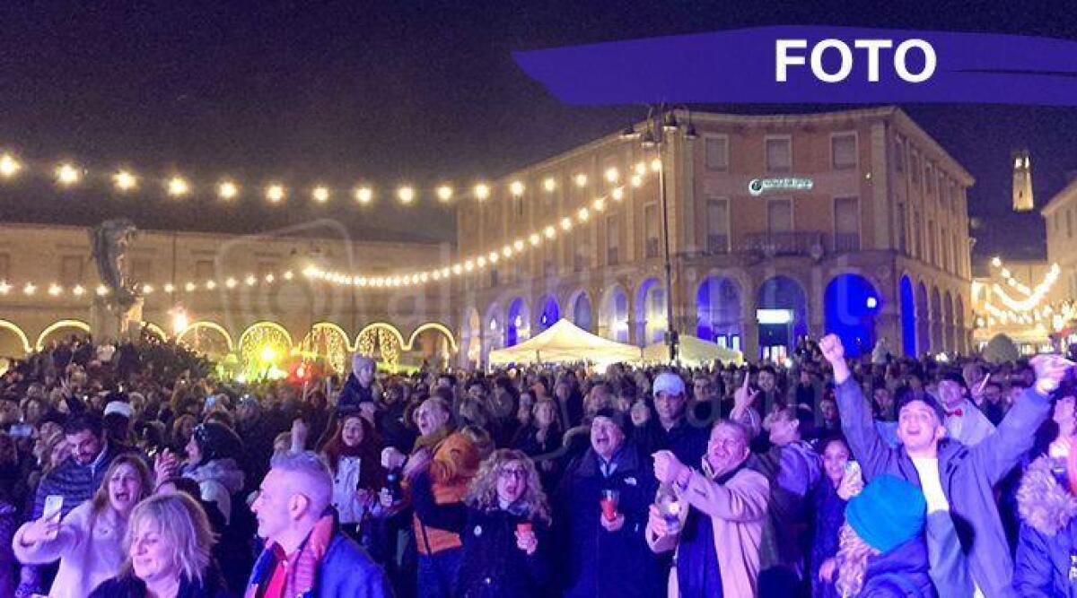 Capodanno Santarcangelo, in migliaia hanno salutato l&rsquo;arrivo del 2023 in piazza Ganganelli - Il capodanno in piazza a Santarcangelo